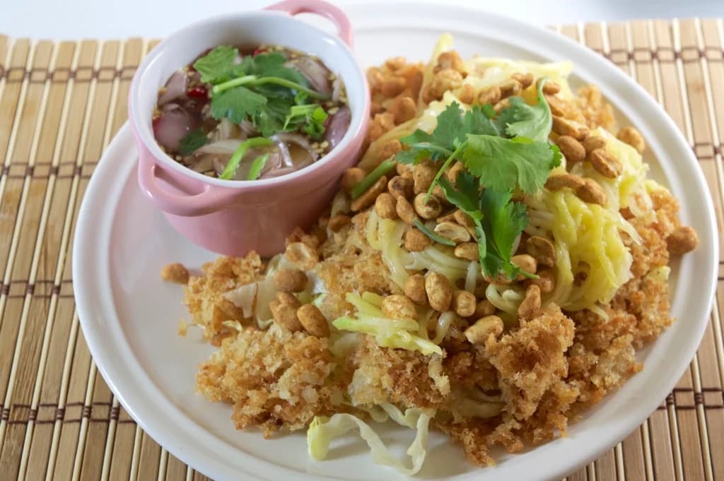 ငါးမွှကြော် သရက်သီးသုပ်