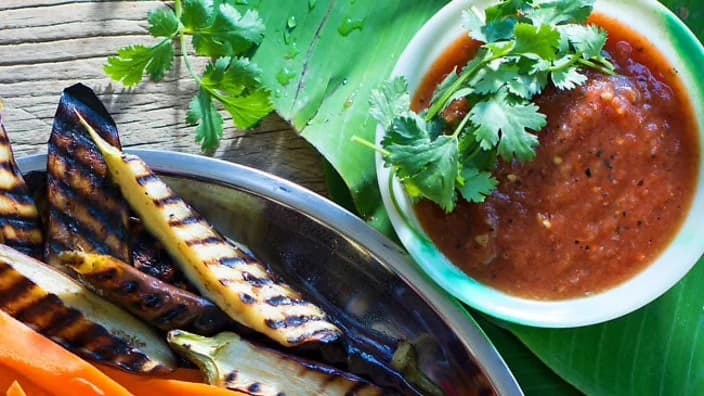 ထမင်းစားလို့ မြိန်စေမယ့် ခရမ်းချဉ်သီး ငပိချက်