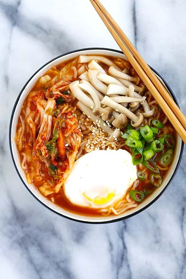 ခေါက်ဆွဲပြုတ်ကို ကင်မ်ချီလေးထည့်ပြီး လုပ်စားကြည့်ရအောင်