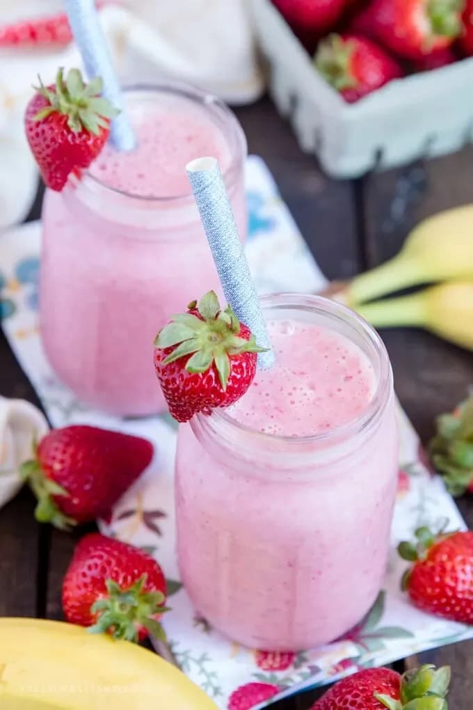စတော်ဘယ်ရီ ငှက်ပျောသီး Smoothie လုပ်သောက်ကြမယ်