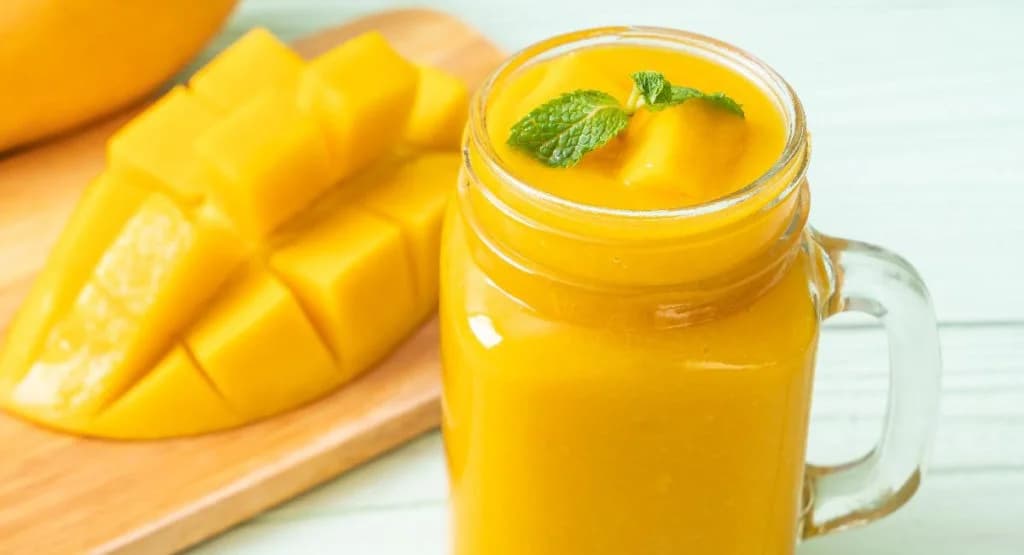 ပျစ်ပျစ်နှစ်နှစ်နဲ့အရသာရှိတဲ့ Mango Smoothie လုပ်သောက်ကြည့်ရအောင်