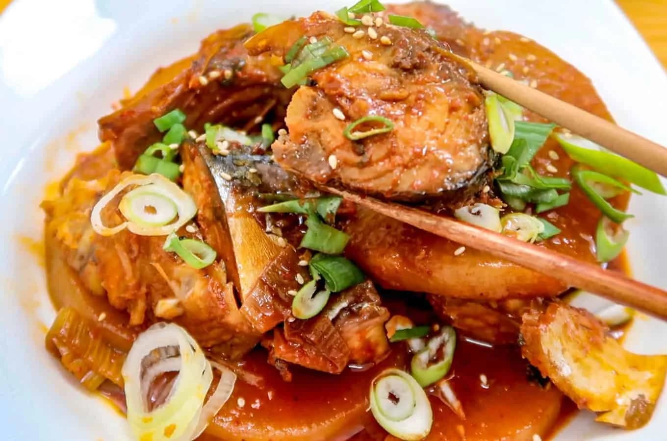 မက်ကရယ်ငါး မုန်လာဥချဉ်ဟင်း