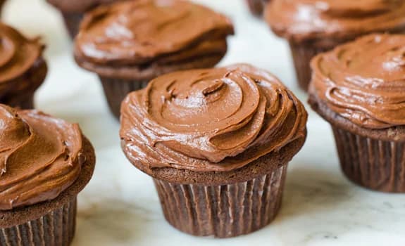 ချောကလက် Cupcakes အချိုပွဲ