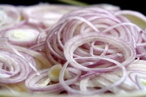 sliced-onions-for-curtido