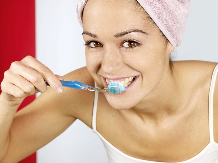 pretty-woman-brushing-teeth1