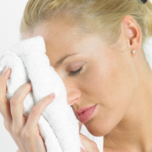 woman_dry_face_towel_300x300_istock