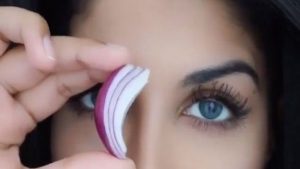 guess-why-beauty-bloggers-are-now-rubbing-onions-all-over-their-eyebrows-47a1b5c57d5e00eef8a0667c16e82c29