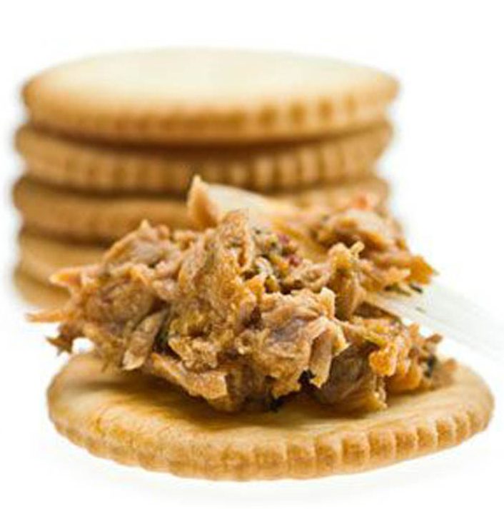 Canned-Tuna-on-whole-wheat-crackers