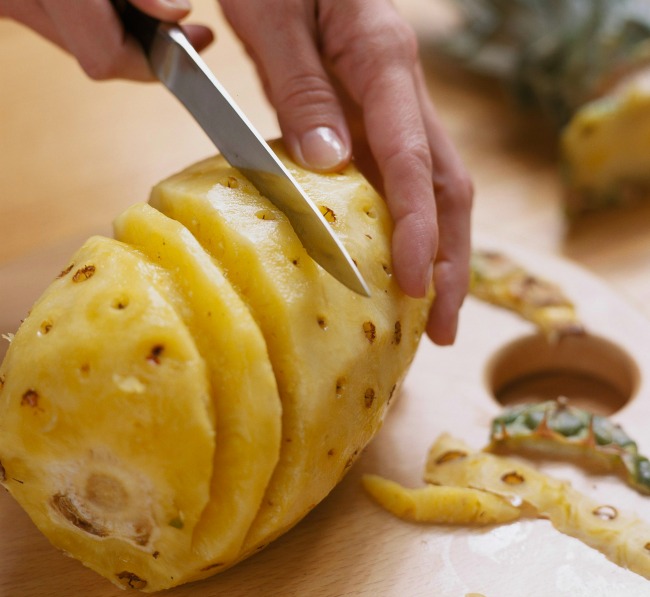 BKS049969_spiral-cutting-peeled-pineapple_Photo-by-Meredith