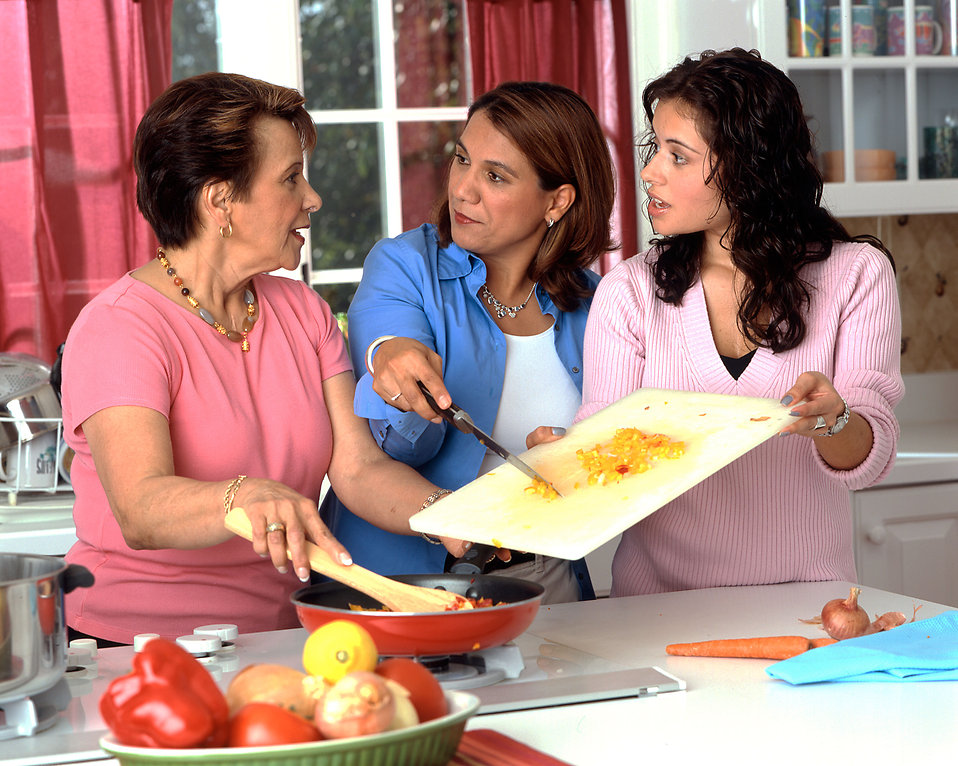 17044-hispanic-women-preparing-food-pv
