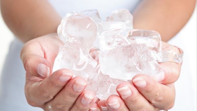 8-hot-health-benefits-of-ice-cold-water-136392824766803901-140821164711