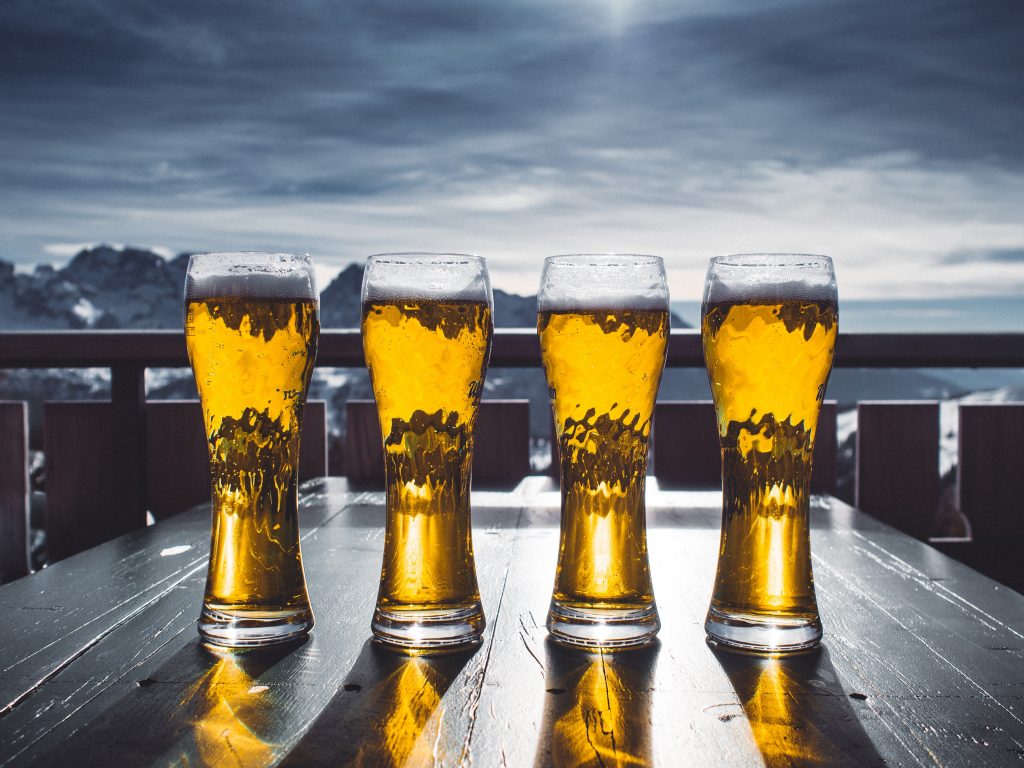 ဘီယာ ပုလင်းကို ဘေးပတ်လည်မှာ ရေတွေမစိုဘဲ အေးအောင် ဘယ်လို လုပ်မလဲ။