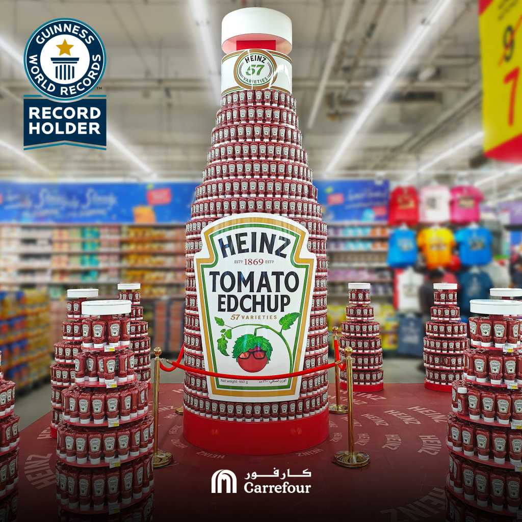 UAE မွာရွိတဲ့ ကုန္စံုဆိုင္ တစ္ဆိုင္က ၁၁ ေပျမင့္တဲ့ အခ်ဥ္ရည္ပုလင္း Ketchup မ်ားစီျပီး ဂရင္းနစ္ စံခ်ိန္ ဝင္