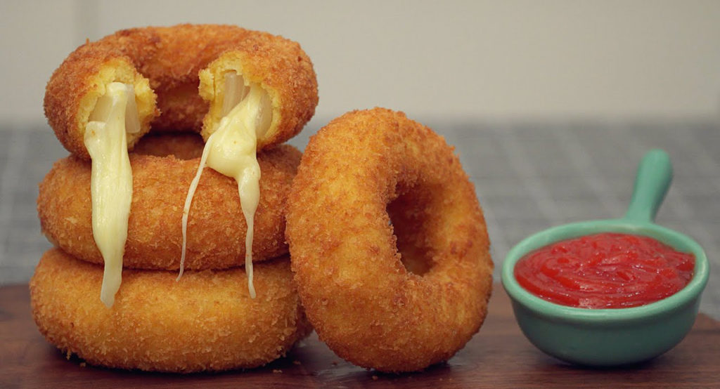 ချိစ်ကြက်သွန်နီကွင်းကြော် (Mozzarella Onion Rings) ပြုလုပ ချိစ်ကြက်သွန်နီကွင်းကြော် (Mozzarella Onion Rings) ပြုလုပ